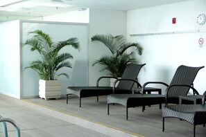 Piscina interna, piscina externa, funciona das 6h às 22h, guarda-sóis