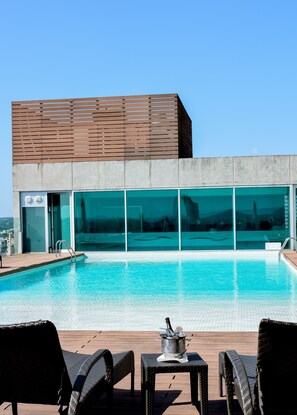 Piscina interna, piscina externa, funciona das 6h às 22h, guarda-sóis