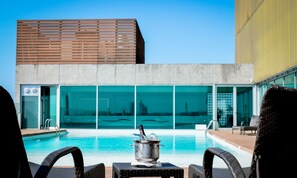 屋内プール、屋外プール、営業時間 6:00 ~ 22:00、プール パラソル、サンラウンジャー