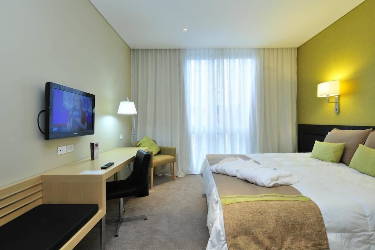Egyptian cotton sheets, premium bedding, down duvets, minibar