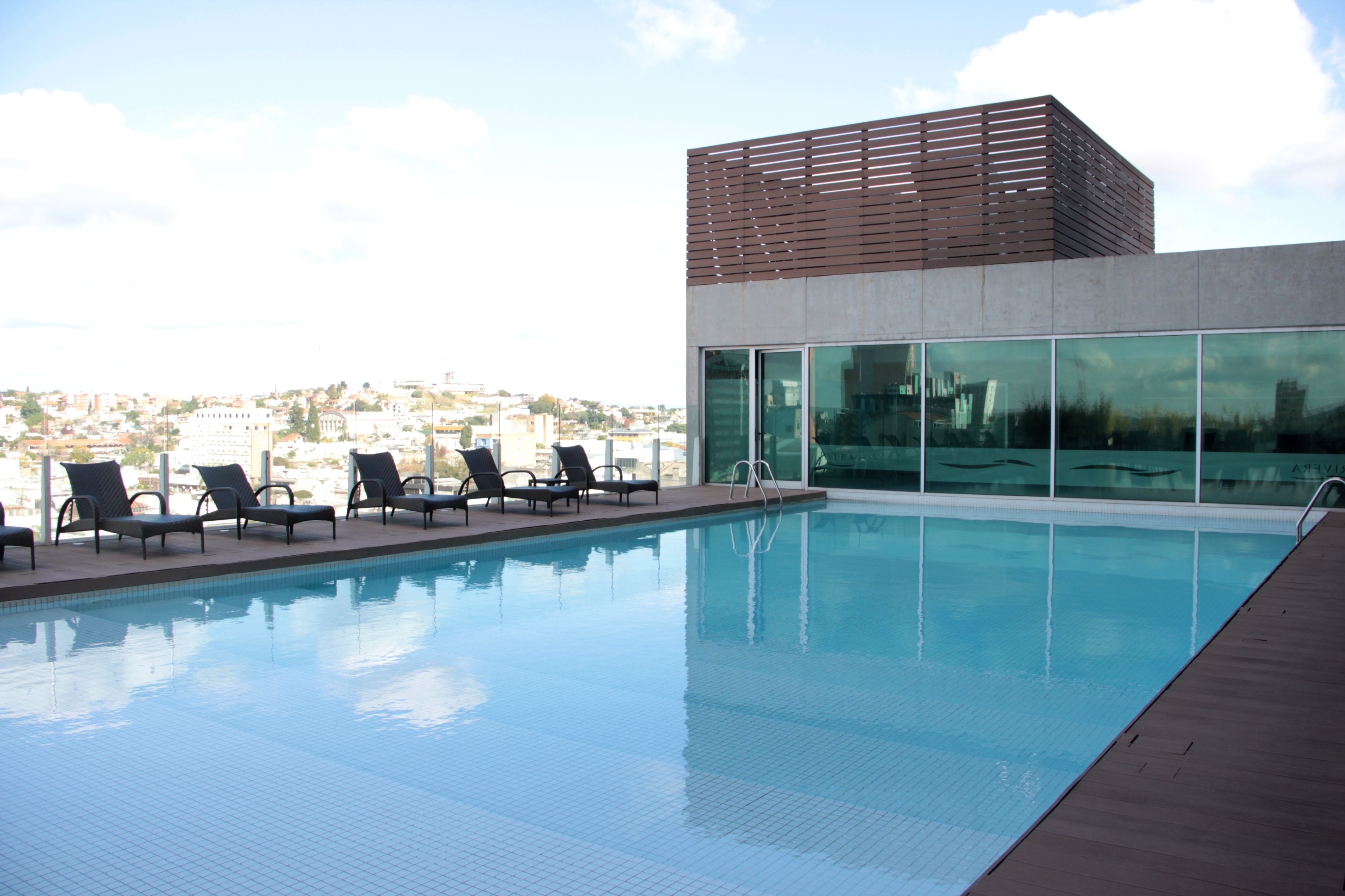 Piscine couverte, piscine extérieure, parasols de plage, chaises longues