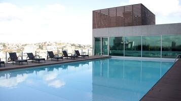 Piscine couverte, piscine extérieure, parasols de plage, chaises longues