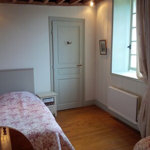 2 chambres, fer et planche à repasser, Wi-Fi gratuit, draps fournis