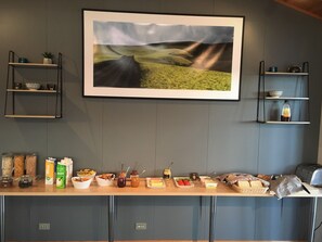 Free daily buffet breakfast  - Hunkubakkar Guesthouse (Kirkjubaejarklaustur)
