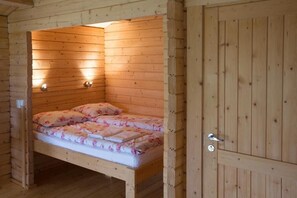 Habitació quàdruple bàsica | Escriptori, bressols gratuïts, wifi gratuïta i roba de llit 