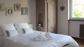 3 chambres, chambres insonorisées, fer et planche à repasser