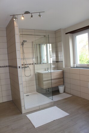Badekar, hårtørrer, håndklæder, Toiletpapir