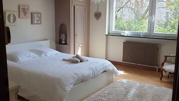 3 chambres, chambres insonorisées, fer et planche à repasser