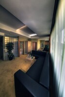 Apartamento Deluxe | Minibar, caja fuerte, escritorio y sistema de insonorización