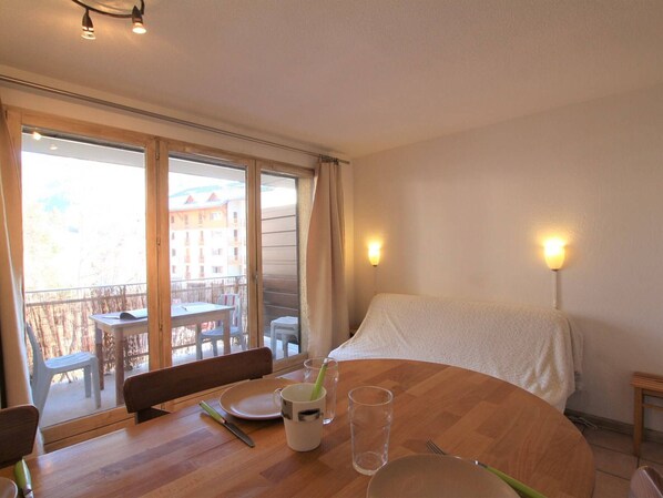 Dining - Charming Studio in Briançon - Mountain Views, Sleeps 4, Close to Slopes & Shops (Briançon)
