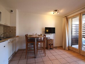 Dining - Charming Studio in Briançon - Mountain Views, Sleeps 4, Close to Slopes & Shops (Briançon)