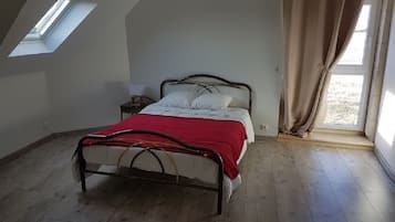 2 bedrooms, iron/ironing board