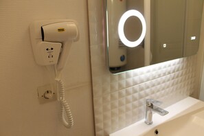 Dusj, hårføner, håndklær og såpe