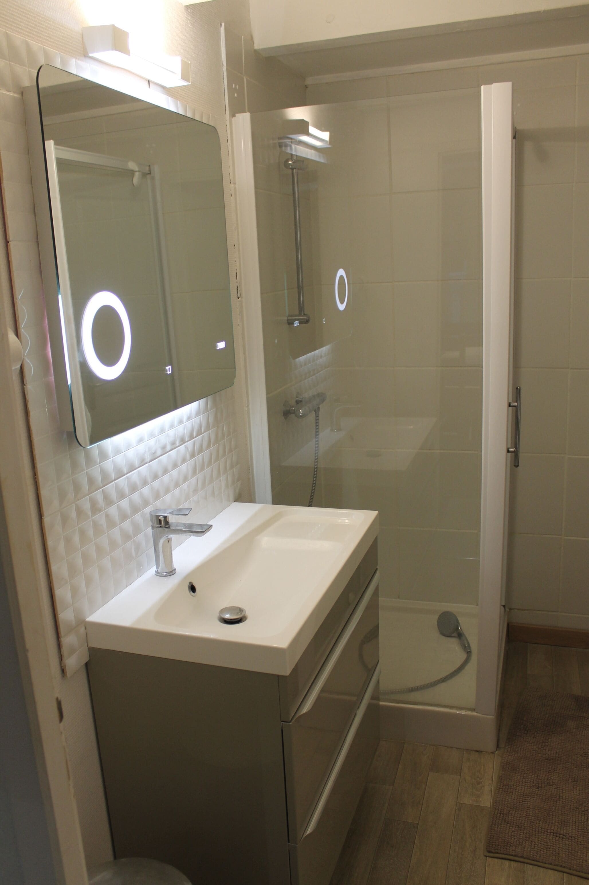 Een douche, een haardroger, handdoeken, zeep