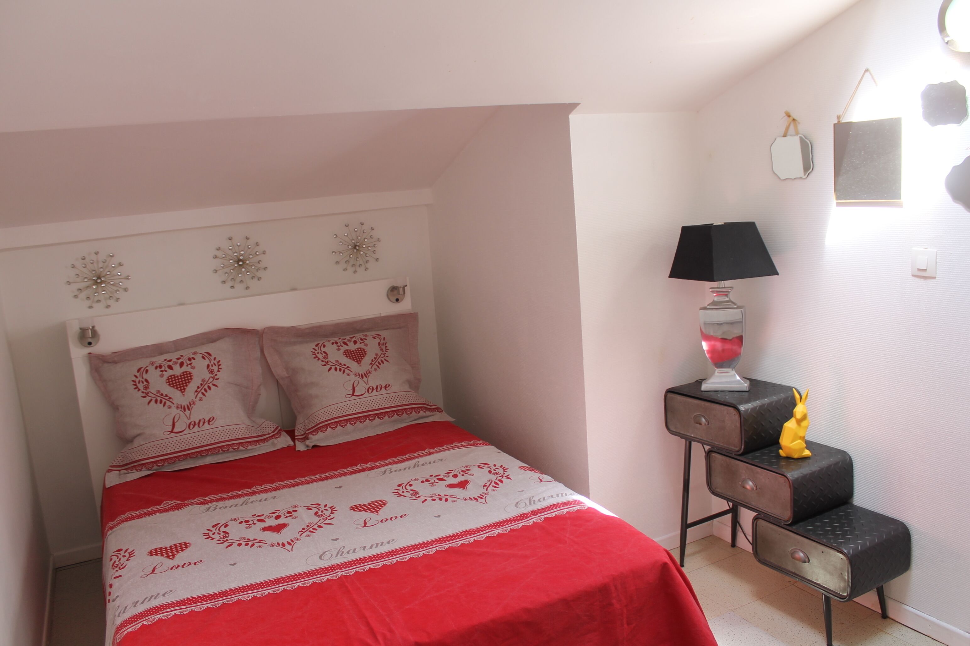 3 habitaciones, tabla de planchar con plancha y cuna de viaje 