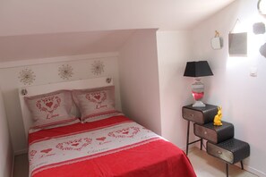 3 chambres, fer et planche à repasser, lit de bébé portatif