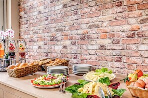 Tägliches Frühstücksbuffet (7 EUR pro Person)