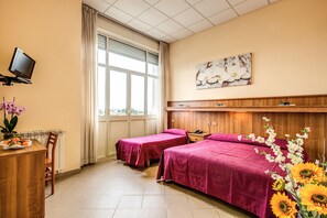 Copriletto in piuma, una scrivania