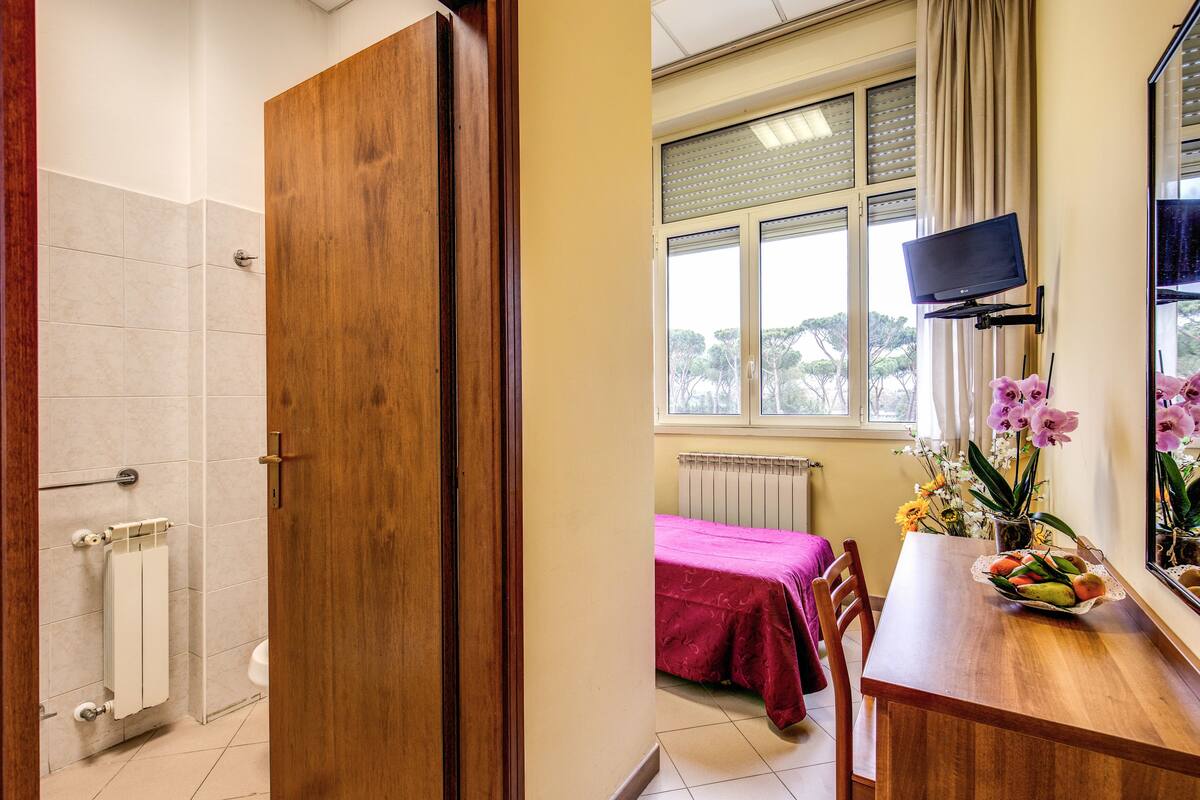 Economy Single Room | Down comforters, desk, cribs (surcharge), WiFi (free)