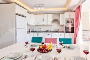 Villa | In-room dining