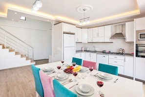 Villa | Coin cuisine privé | Grand réfrigérateur, micro-ondes, four, plaque de cuisson