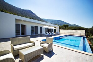 Una piscina al aire libre