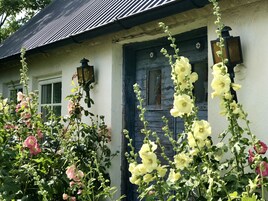 Traditional Cottage | Minibar, individually decorated, individually furnished