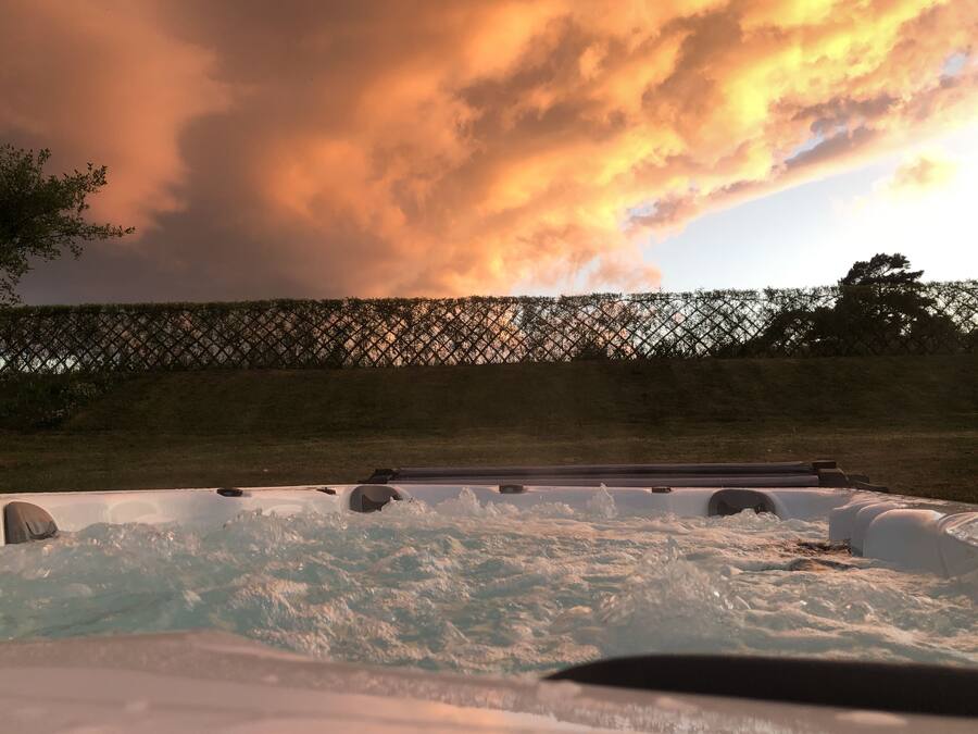 Outdoor spa tub
