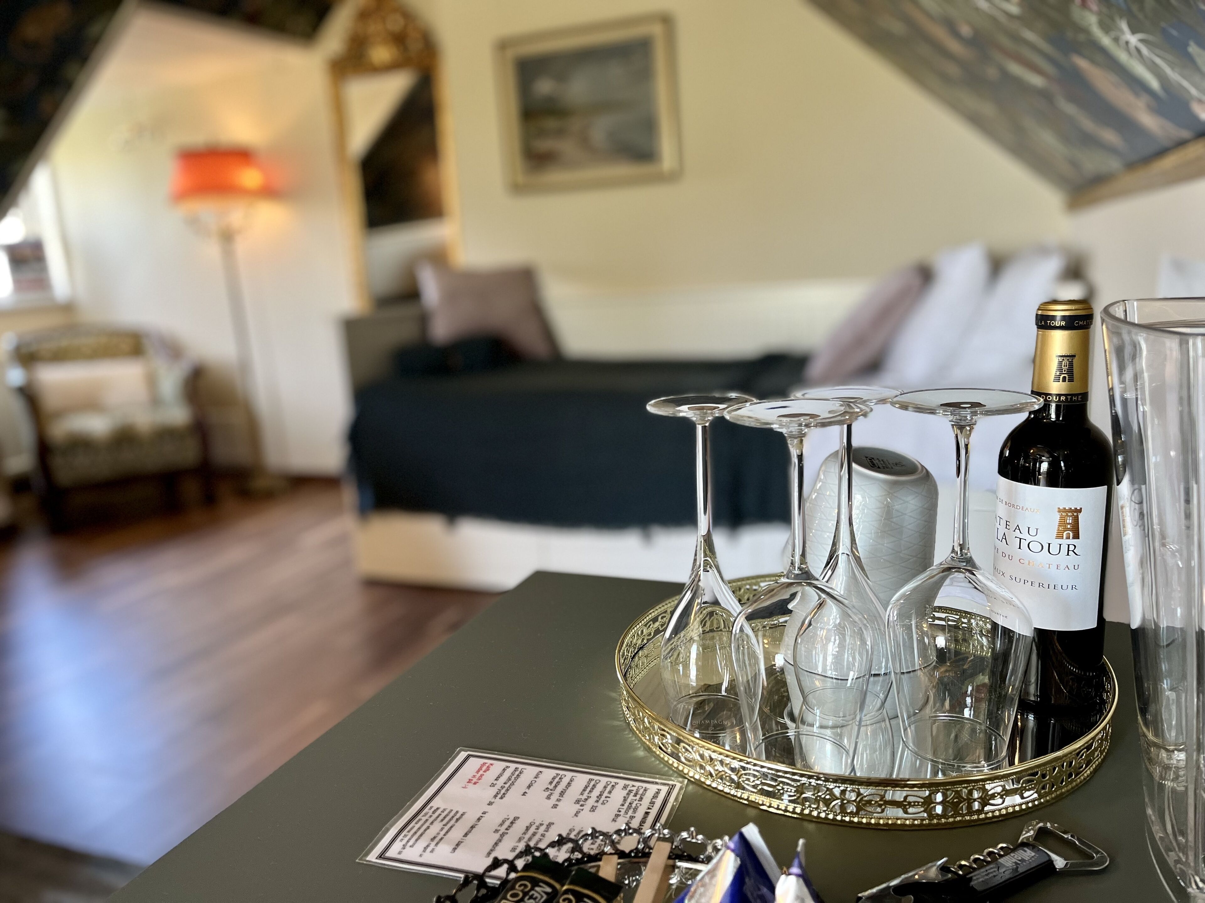 Suíte estúdio clássica, sacada | Frigobar, individualmente decorados, individualmente mobiliados