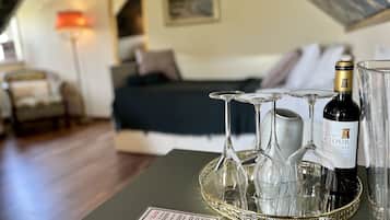 Suíte estúdio clássica, sacada | Frigobar, individualmente decorados, individualmente mobiliados