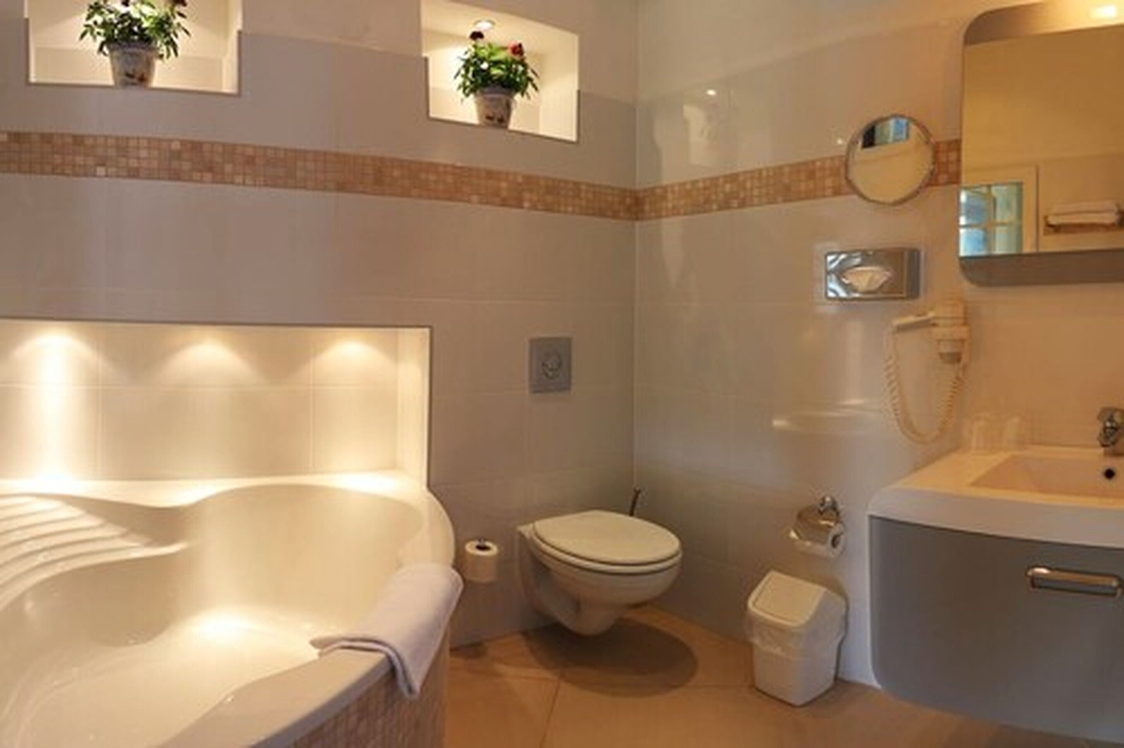 Comfort Double Room, Terrace | Bathroom | Free toiletries, hair dryer, towels