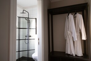 Kamer, 1 twee- of 2 eenpersoonsbedden, privébadkamer, uitzicht op bergen | Badkamer | Een douche, een haardroger, handdoeken