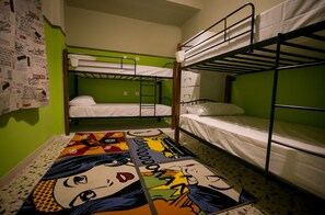 Geluiddichte muren, een strijkplank/strijkijzer, gratis wifi, beddengoed