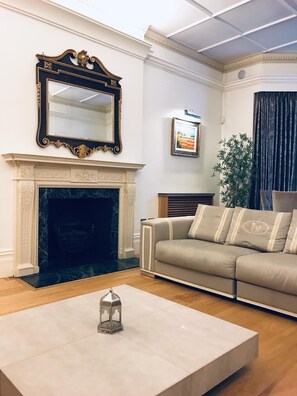 Standard Apartment, 2 Queen Beds, Non Smoking, City View | Living room - Yeoman's Row Townhouse (London)