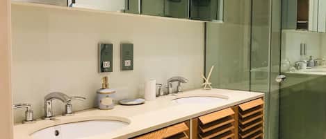 Standard Apartment, 2 Queen Beds, Non Smoking, City View | Bathroom