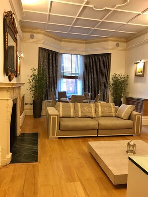 สแตนดาร์ดอพาร์ทเมนท์, เตียงควีนไซส์ 2 เตียง, ปลอดบุหรี่, วิวเมือง | ห้องนั่งเล่น