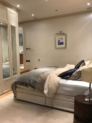 สแตนดาร์ดอพาร์ทเมนท์, เตียงควีนไซส์ 2 เตียง, ปลอดบุหรี่, วิวเมือง | 4 ห้องนอน, เตารีด/โต๊ะรีดผ้า, Wi-Fi ฟรี, ผ้าปูที่นอน