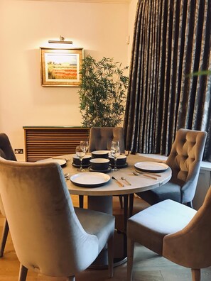 สแตนดาร์ดอพาร์ทเมนท์, เตียงควีนไซส์ 2 เตียง, ปลอดบุหรี่, วิวเมือง | บริการอาหารในห้องพัก