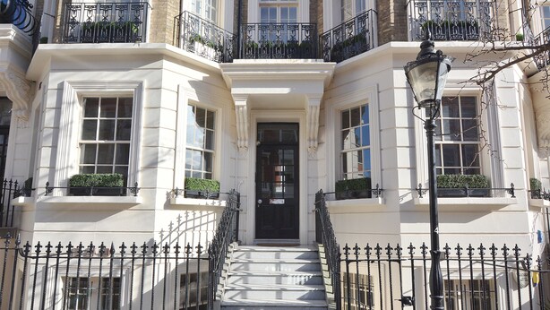 Property entrance - Rutland Gardens Apartment (London)