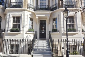 Property entrance - Rutland Gardens Apartment (London)