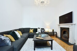 Classic Apartment, 2 Queen Beds, Non Smoking, City View | Living room