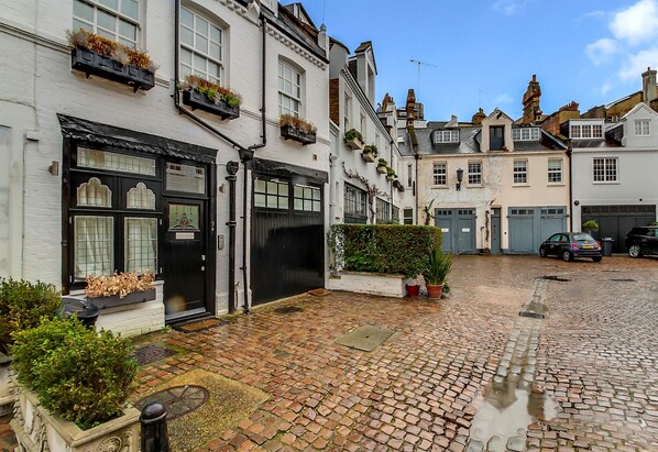 Property entrance - Pont Street Mews Townhouse (London)