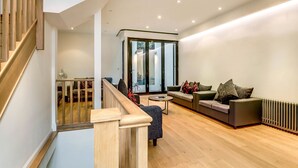 City appartement, Meerdere bedden, niet-roken, uitzicht op de stad | Woonkamer