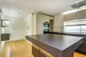 City Apartment, Multiple Beds, Non Smoking, City View | Private kitchen - Pont Street Mews Townhouse (London)