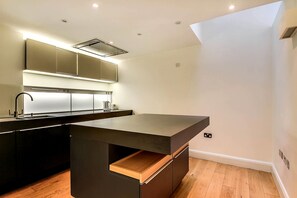 City Apartment, Multiple Beds, Non Smoking, City View | Private kitchen