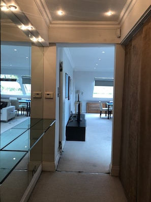 Hallway - Beaufort Gardens Apartment (London)