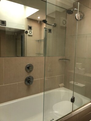 Căn hộ cơ bản, 2 giường cỡ queen, không hút thuốc, quang cảnh thành phố | Phòng tắm | Bồn tắm ngâm, máy sấy tóc, khăn tắm 
