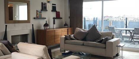 Basic Apartment, 2 Queen Beds, Non Smoking, City View | Living room