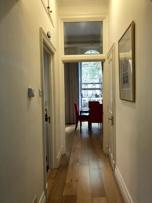 Basic Apartment, 1 Queen Bed, Non Smoking, City View | In-room dining