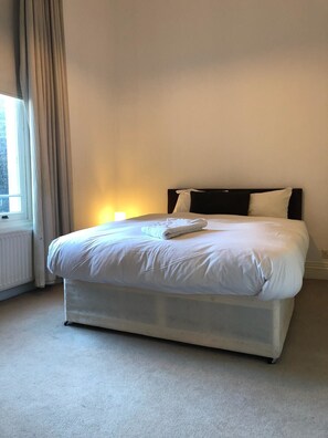 Fer et planche à repasser, lit parapluie, Wi-Fi gratuit, draps fournis